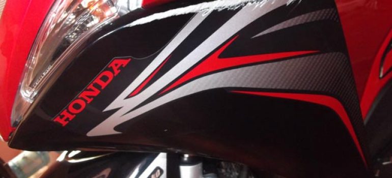 thu-thuat-don-gian-xoa-vet-xuoc-tren-ao-xe-may-20