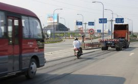 nhung-luu-y-can-biet-giu-an-toan-khi-gap-xe-tai-xe-khach-5