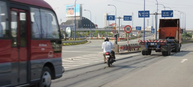 nhung-luu-y-can-biet-giu-an-toan-khi-gap-xe-tai-xe-khach-5