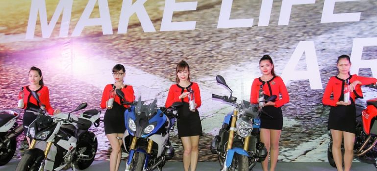 nhung-mau-xe-phan-khoi-lon-di-dau-cung-gap-tren-viet-nam-20