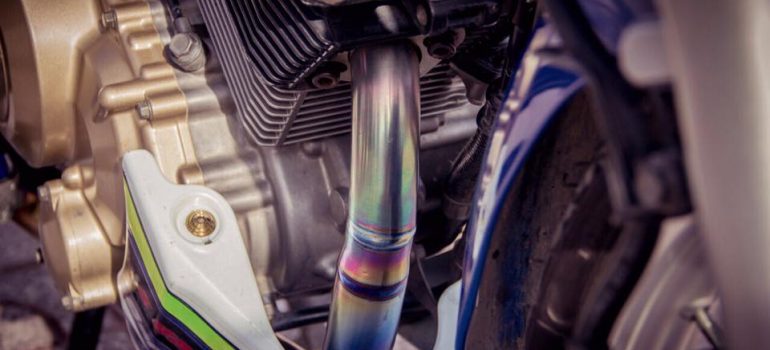 Raider voi nhieu trang bi cao cap khoe dang nhe cuoi chieu nang dep